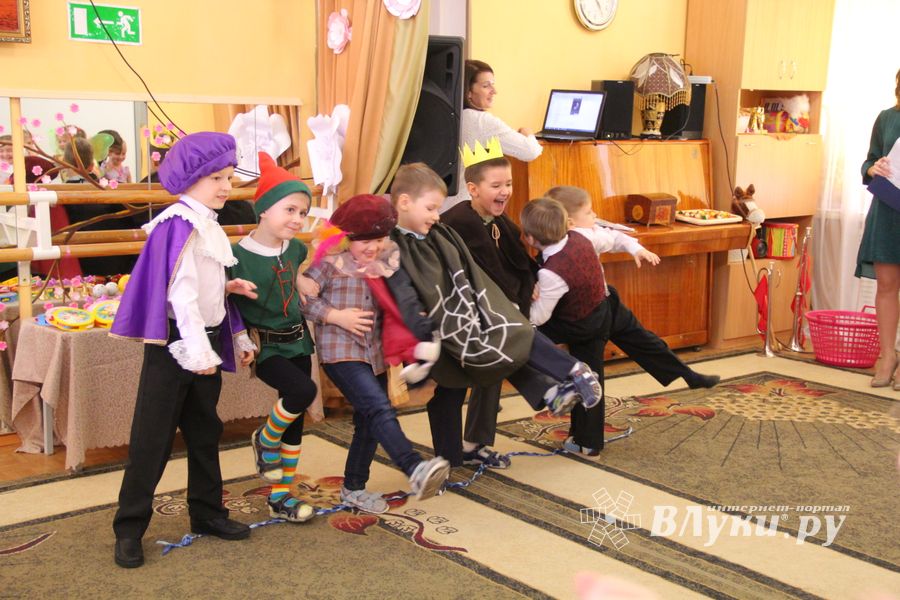 Юные великолучане поздравили мам и бабушек с помощью Золушки (ФОТО)