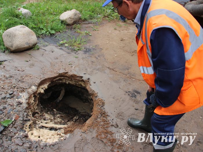 Авария в сетях водопровода на проспекте Гагарина (ФОТО)