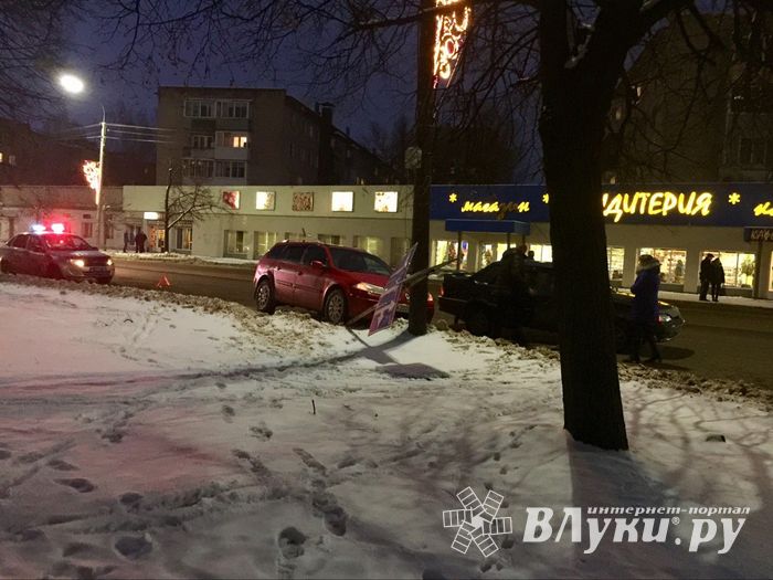 В Великих Луках столкнулись две легковушки и дорожный знак (ФОТО)