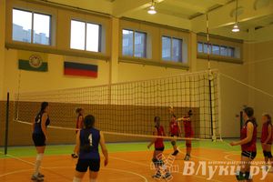 В Великих Луках проходит турнир по волейболу среди женских команд (фото)