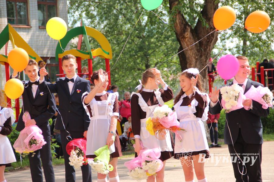 В Великих Луках прозвенели «последние» звонки (ФОТО)