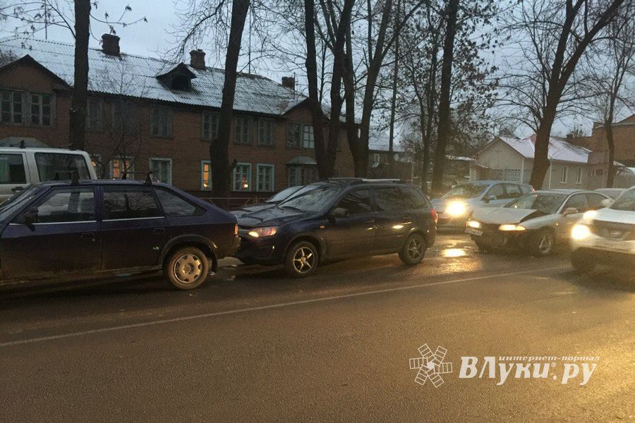 В Великих Луках произошло тройное ДТП (фото)