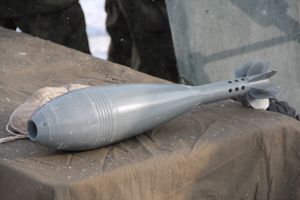 Великолучанам показывают армейскую технику и кормят кашей (6+) (ФОТО)