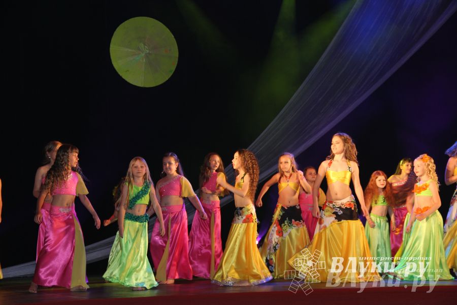 В ДК ЛК прошел музыкально-танцевальный спектакль «Босиком по млечному пути» (фото)