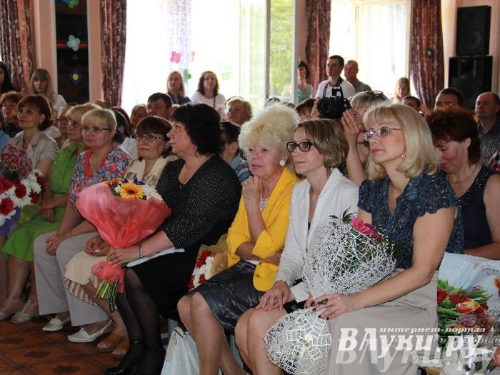 В Великих Луках прозвенели «Последние звонки»