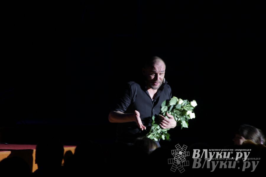 Максим Аверин выступил в Великих Луках с моноспектаклем (фото)