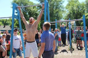 В Великих Луках состояли соревнования по подтягиванию на турнике (фото)