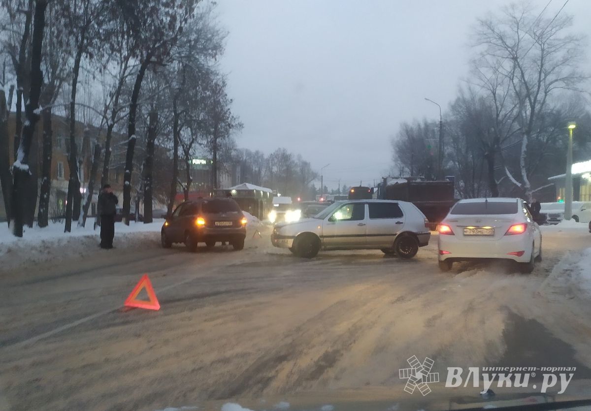 Великие Луки : ДТП затрудняет движение на проспекте Гагарина