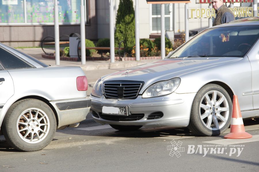 ​Водителя «Мерседеса» в Великих Луках подвела реакция (ФОТО)