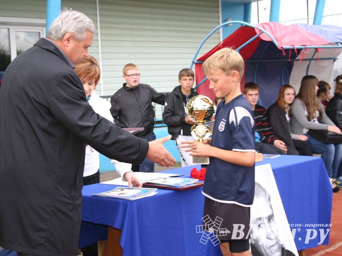 Награждение победителуй турнира по футболу памяти М.Ф. Хренова 