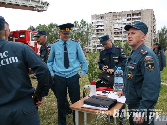 В Великих Луках прошли областные соревнования среди пожарных по спасению пострадавших