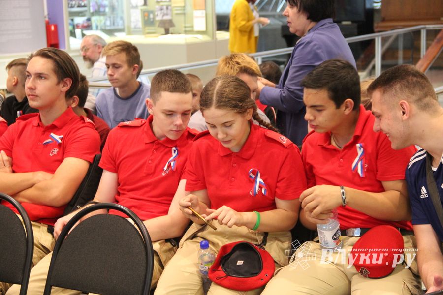 Великолучане отмечают День флага (ФОТО)