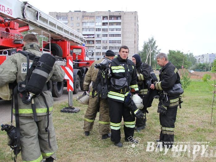 В Великих Луках прошли областные соревнования среди пожарных по спасению пострадавших
