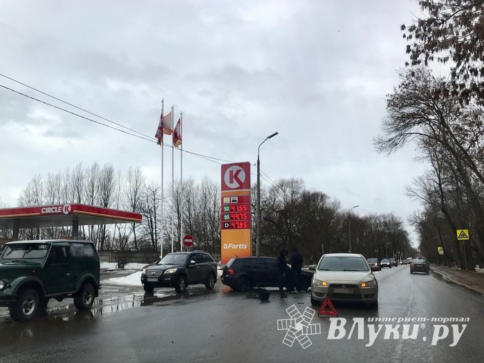 ДТП на выезде с АЗС на проспекте Гагарина (ФОТО)