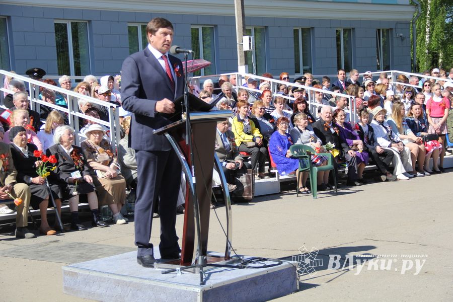 Парад в честь Дня Победы прошел в Великих Луках (ФОТО)
