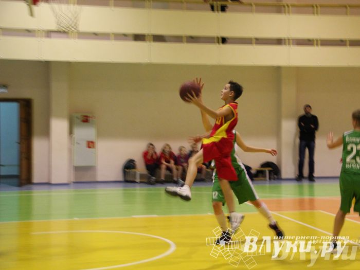 Интересный баскетбольный матч прошел в Великих Луках (фото)