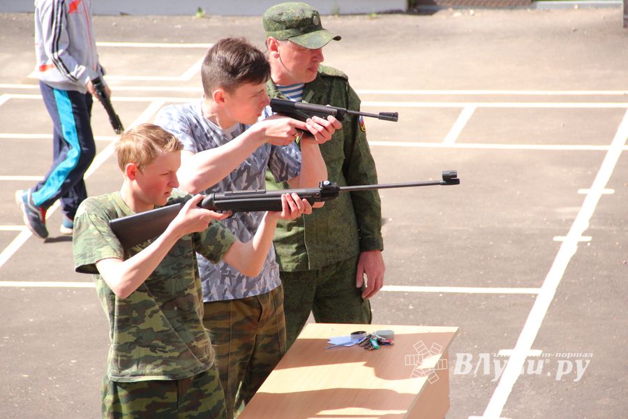 В Великих Луках в 10 лицее «освободили» заложников (ФОТО)