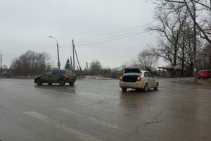 Фотофакт: ​В Великих Луках столкнулись Пежо и такси 