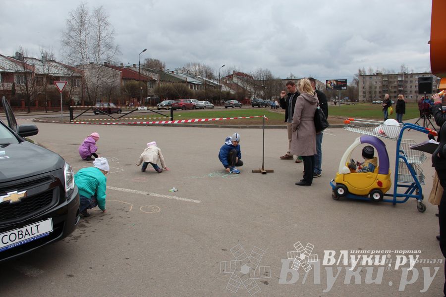 В Великих Луках прошла автомобильная ярмарка