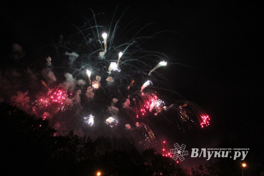 Салют в Великих Луках (ФОТО)