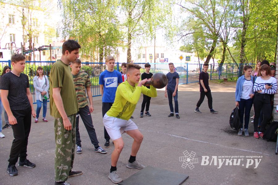 В Великих Луках в 10 лицее «освободили» заложников (ФОТО)