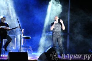 В Великих Луках состоялся концерт Дениса Майданова