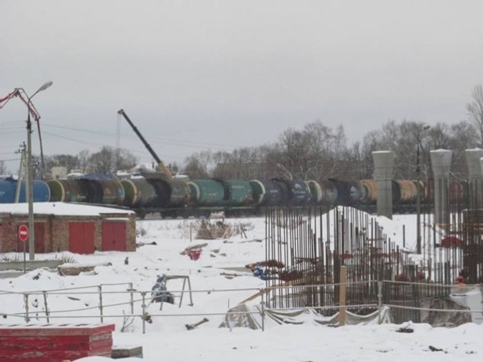 В Великих Луках продолжается строительство автодорожного путепровода через железную дорогу (ФОТО)