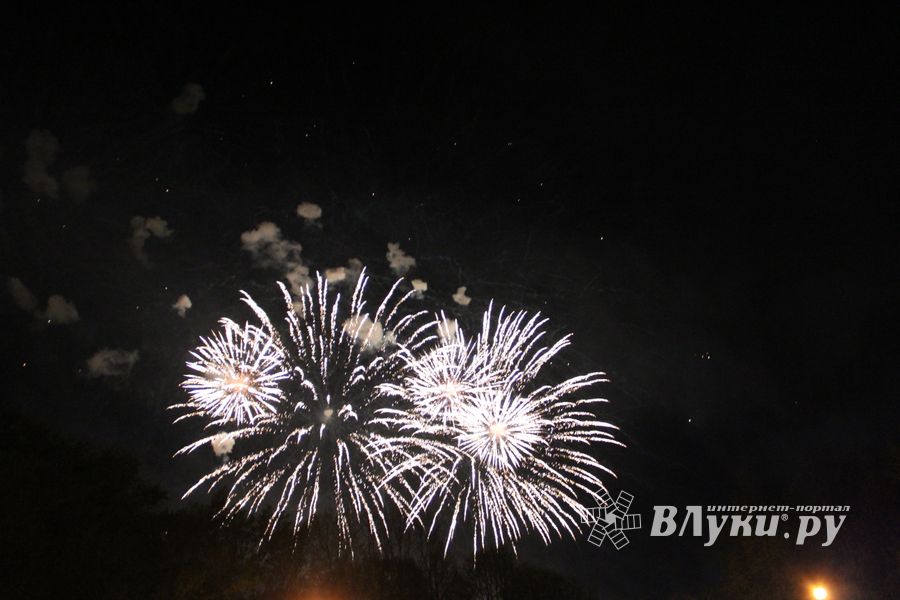 Салют в Великих Луках (ФОТО)