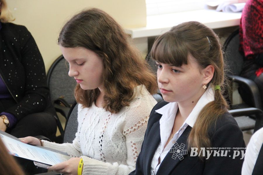 В Великих Луках наградили самых умных школьников 