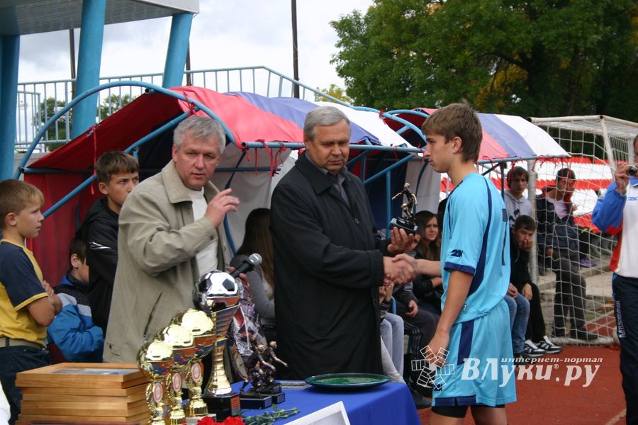 Награждение победителуй турнира по футболу памяти М.Ф. Хренова 