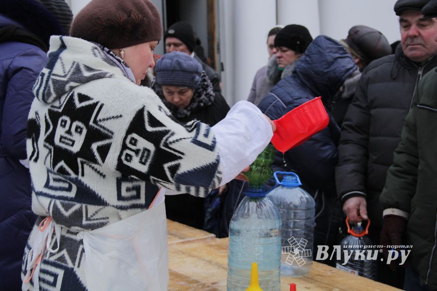 Великолучане запасаются святой водой (фото)