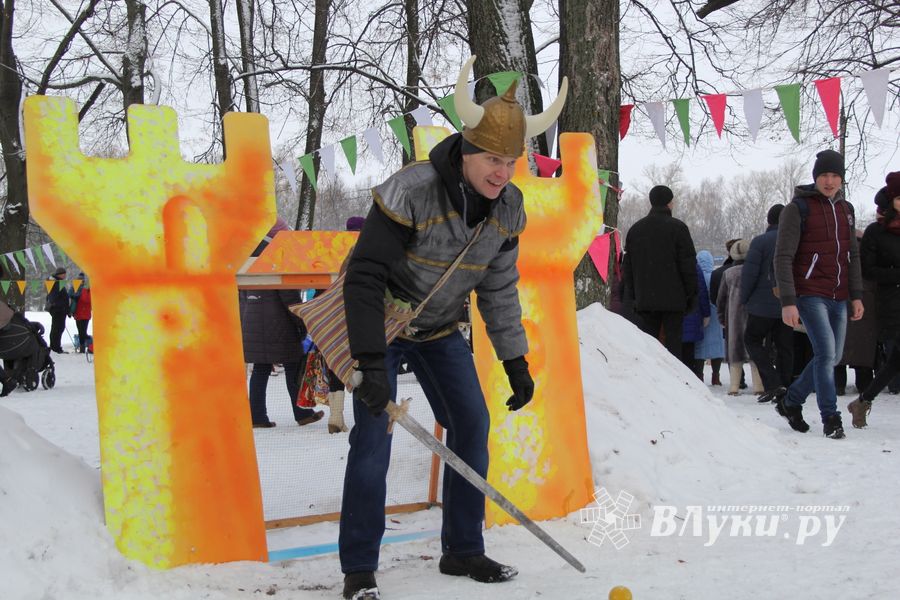 В Великих Луках прошел праздник Масленицы (ФОТО)