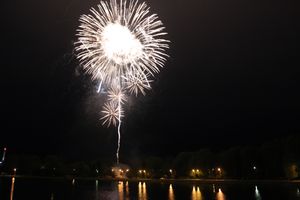 В Великих Луках прогремел праздничный салют в честь Дня Победы (ФОТО)