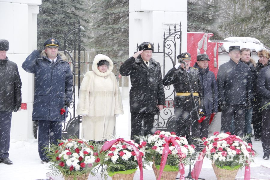 Великолучане возложили цветы на братском мемориальном захоронении (ФОТО)
