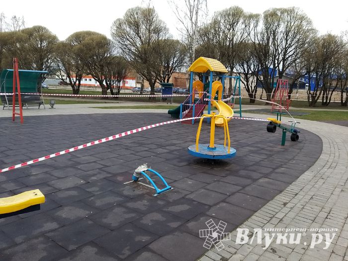 В Великих Луках перекрыли детские площадки (ФОТО)