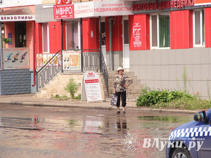 И плывем, и плаваем – Великие Луки после ливня (ФОТО)