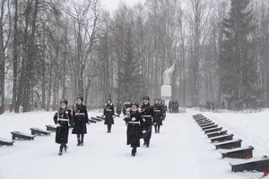 Великолучане возложили цветы на братском мемориальном захоронении (ФОТО)