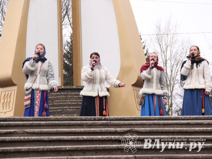 В Великих Луках сожгли Масленицу (фото)