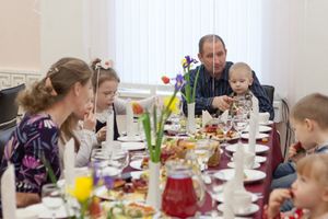 Андрей Турчак поблагодарил приемных родителей за «ежедневное, ежечасное и ежеминутное служение» детям (фото)