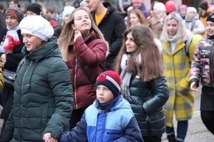 В Великих Луках прошло праздничное шествие (ФОТО)