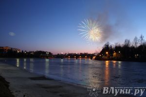 День защитника отечества в Великих Луках отметили памятным митингом и салютом
