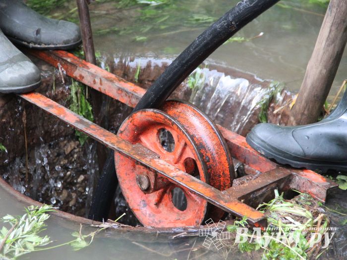 В Великих Луках устраняют серьёзную аварию в сетях канализации (ФОТО)