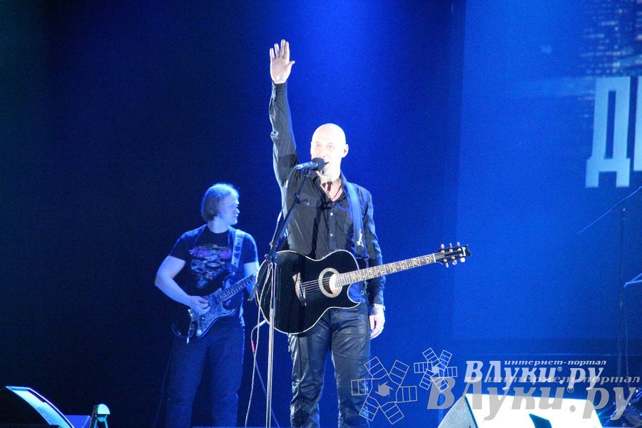 В Великих Луках состоялся концерт Дениса Майданова