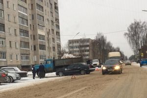 В Великих Луках БМВ «улетел» под грузовик со снегом