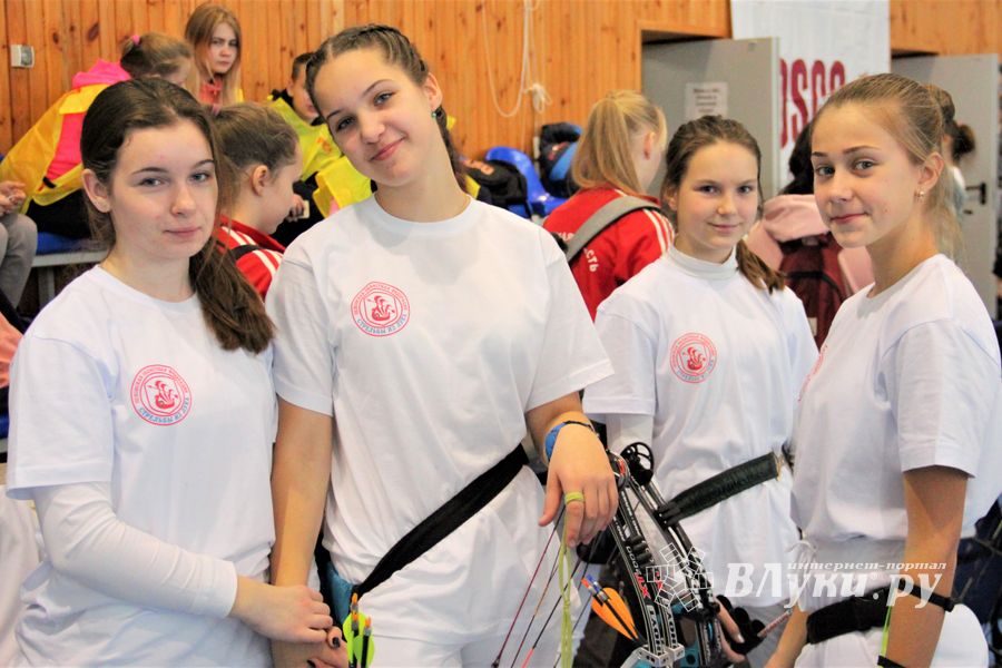 В Великих Луках проходят соревнования по стрельбе из лука (ФОТО)