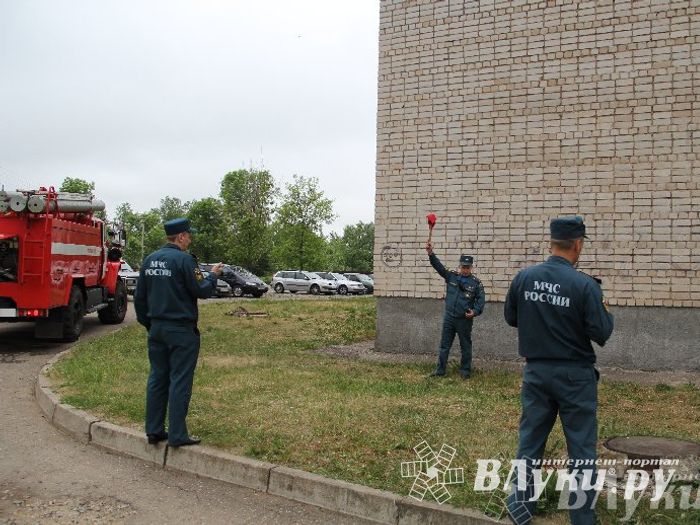 В Великих Луках прошли областные соревнования среди пожарных по спасению пострадавших