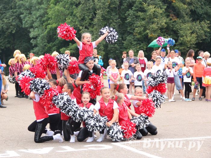 В Великих Луках проходит Международный фестиваль-конкурс среди мажореток и барабанщиц (ФОТО)