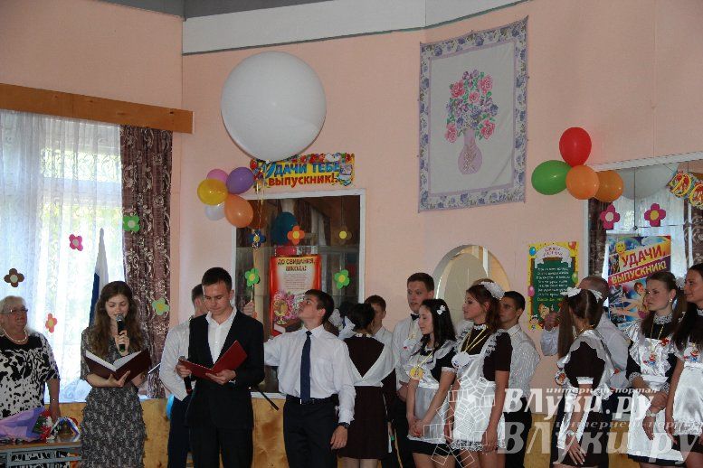 В Великих Луках прозвенели «Последние звонки»