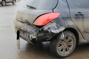 Фотофакт: ​В Великих Луках столкнулись Пежо и такси 