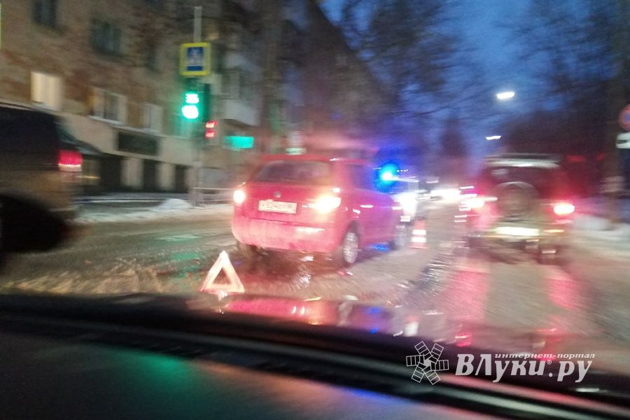 На ул. Зверева из-за ДТП затруднено движение (ФОТО)
